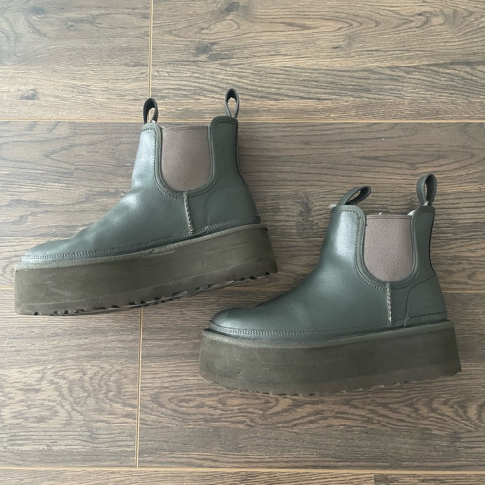 UGG Neumel Chelsea Platform  Boots RARE